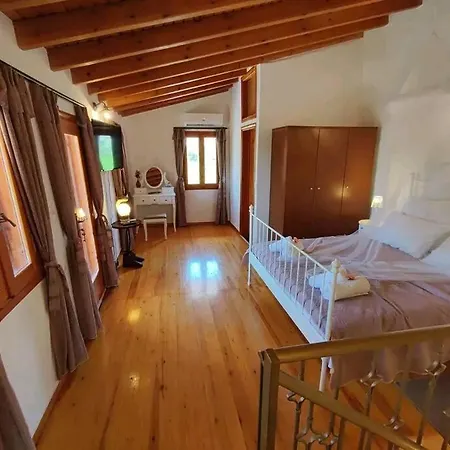 Holiday home Nikόla's House Mourniai